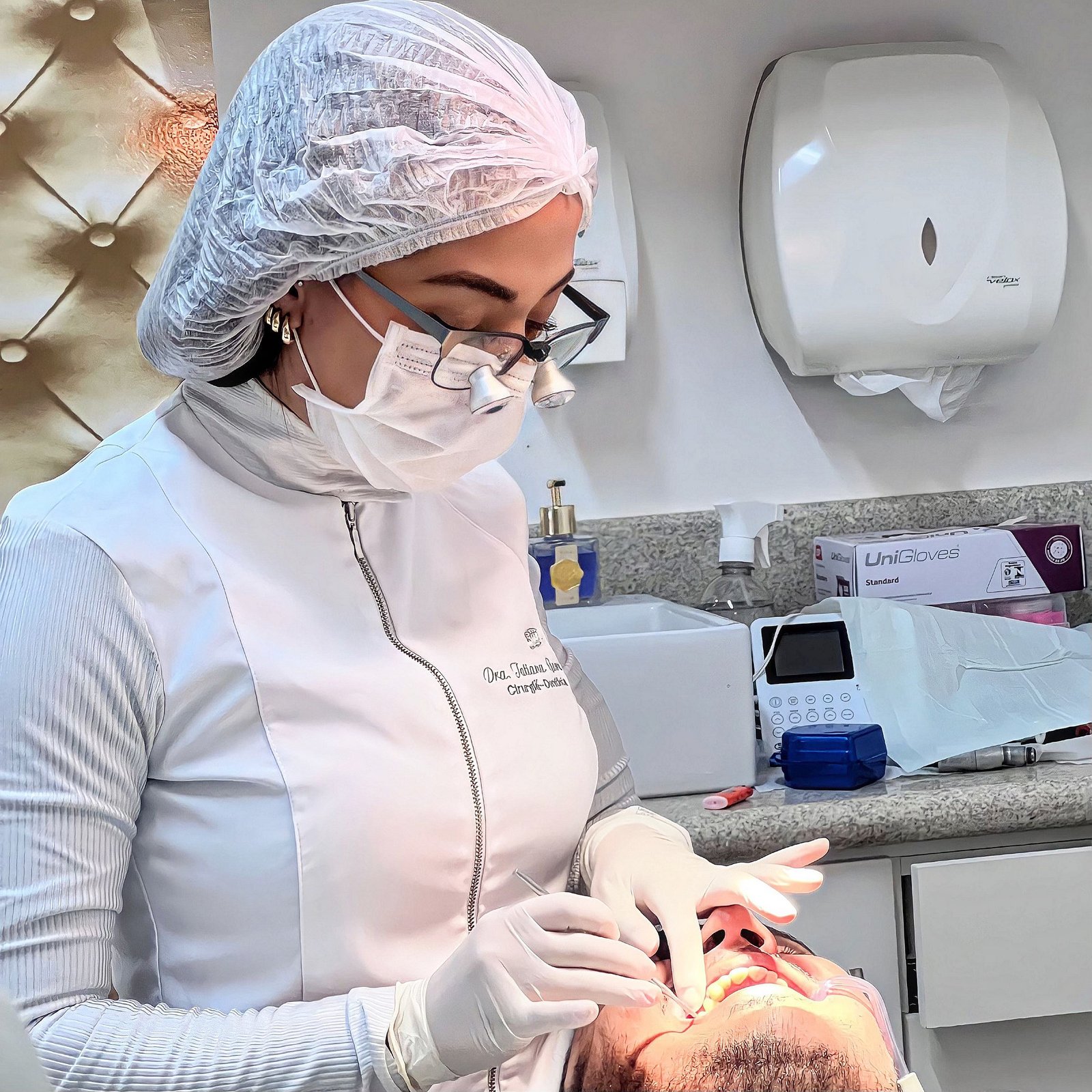Dra. Tatiana Gomes atendendo em consultório